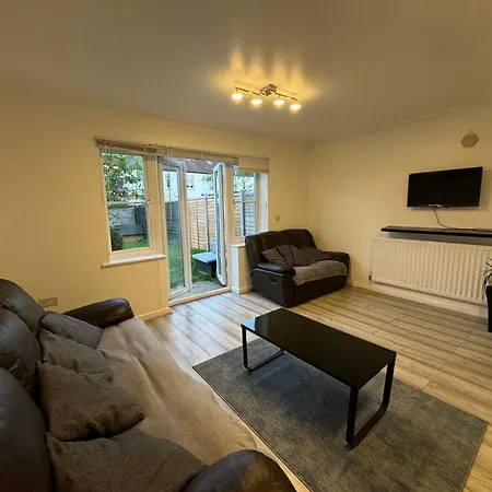 Spacious 3 Bedroom Home, With Private Driveway 5 Minutes From Excel Centre & Custom House-2